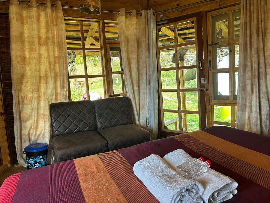 Wooden machaan-style cottage on stilts in Bir