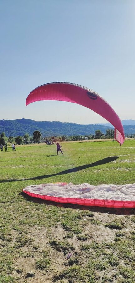 Paraglider canopy on the Bir-Billing front ridge
