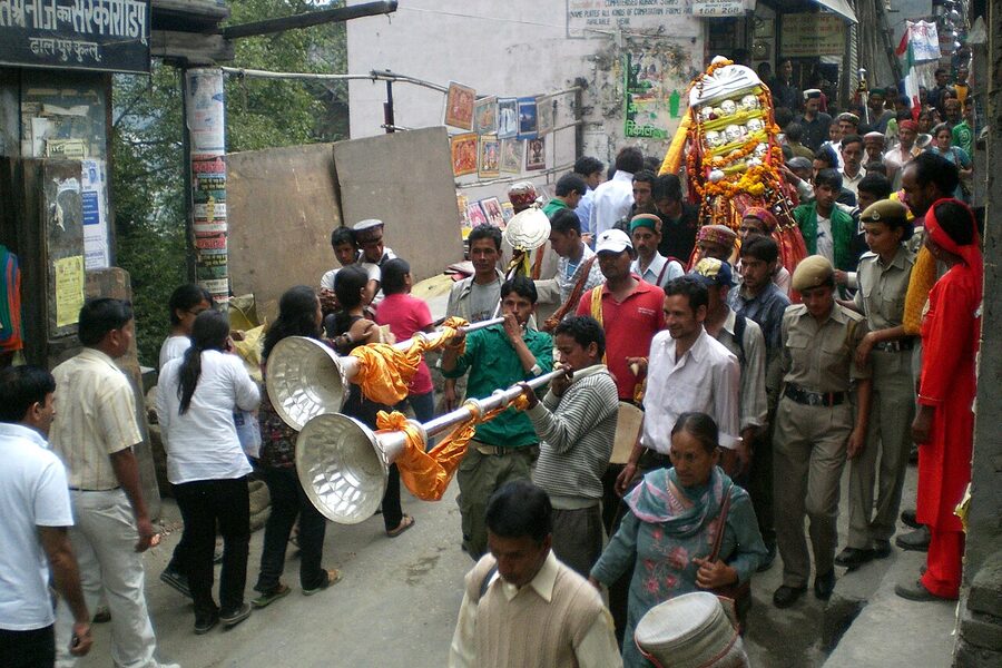 Kullu Dussehra procession at Dhalpur Maidan with the Raghunathji rath being pulled by devotees.