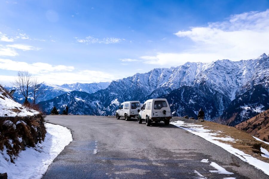 Winter road trip scene through Manali in Himachal Pradesh