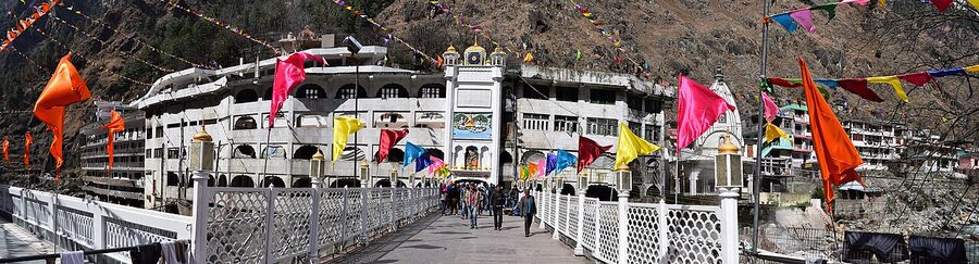 The Parvati River and Manikaran Sahib gurdwara from the bridge