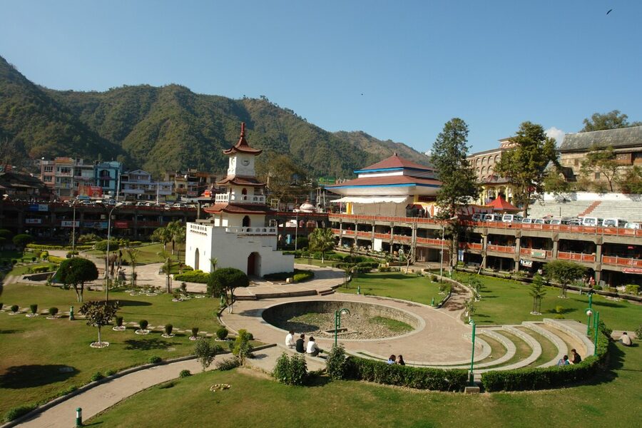 The Sunken Garden in Mandi with the central clock tower below ground level surrounded by markets.