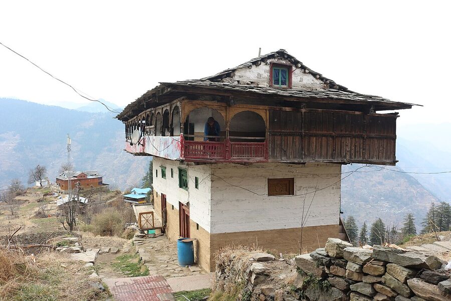 Traditional kath-kuni house near Chehni Kothi, Tirthan Valley