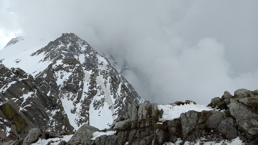 Dhauladhar ridgeline near Indrahar Pass